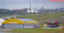 Ville d'Ushuaia, Terre de Feu, Patagonie argentine.<br>L'aéro-club.<br><font size=-1>Ben oui, quand on est un fana de <i>Flight Simulator</i>, et qu'on y a volé virtuellement, c'est magique...</font>
