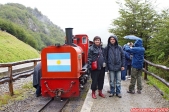 Alentours de la ville d'Ushuaia, Terre de Feu, Patagonie argentine.<br><i>El Tren Del Fin Del Mundo</i>. Gare <i>Macarena</i>.<br><font size=-1>Ce cliché permet d'avoir une bonne idée de la taille du train et des voies.</font>