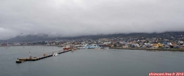 Ville d'Ushuaia, Terre de Feu, Patagonie argentine.<br>Il est maintenant temps de quitter Ushuaia, et de poursuivre notre navigation dans le canal de Beagle, vers le Pacifique. Le plafond est vraiment très bas: on distingue à peine la base de la Cordillère des Andes.
