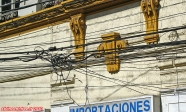 Ville de Valparaiso, Chili.<br>Toujours étonnant, le réseau électrique de certaines villes ! On hésite entre un plat de spaghettis et un sac de noeuds...