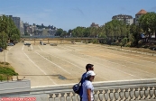 Ville de Vina Del Mar, près de Valparaiso, Chili.<br>Le fleuve <i>Marga Marga</i> est à sec une bonne partie de l'année. Son lit est alors utilisé comme parking, place de marché et même pour une fête foraine.