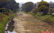 Ville de Vina Del Mar, près de Valparaiso, Chili.<br>Le fleuve <i>Marga Marga</i> est à sec une bonne partie de l'année. Son lit est alors utilisé comme parking, place de marché et même pour une fête foraine.