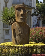 Ville de Vina Del Mar, près de Valparaiso, Chili.<br>Un <i>MOAI</i> (statue de l'île de Pâques) devant le musée Fonck.