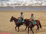 Ville de Vina Del Mar, près de Valparaiso, Chili.<br>Patrouille de policiers à cheval, sur la plage.<br>Si vous voulez construire un château de sable, gare au crottin !