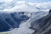 Le Johannisberg (3460 m) se situe à la base de la zone d'accumulation du glacier.