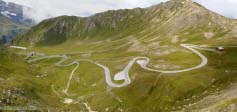 Panorama sur les derniers lacets de la <i>Grossglockner Hochalpenstrasse</i>, vus depuis l'<i>Edelweisshütte</i> du Fuschertrl.