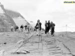 Grossglockner, glacier du Pasterze, 1992.<br>Remarquez l'escalier improvisé: des marches métalliques reliées par des filins d'acier. Eh oui, le glacier bouge et se déforme, il faut bien le suivre !