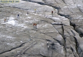 Grossglockner, glacier du Pasterze, vu depuis le Franz-Josefs Hhe, 2007.<br>Certains promeneurs s'approchent un peu imprudemment de la crevasse...