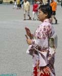 [no_rights] Château de Schnbrunn, Vienne, Autriche.<br>Touriste japonaise en kimono.<br>Qui a dit que les japonais se reconnaissaient à leurs appareils photo ?