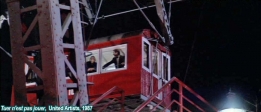 [no_rights] Parc du Prater, ville de Vienne.<br>Scène du film <i>Tuer n'est pas jouer</i> (<i>The Living Daylights</i>).<br>Timothy Dalton et Maryam D'Abo, à bord de la cabine numéro 10 de la grande roue.