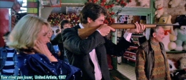 [no_rights] Parc du Prater, ville de Vienne.<br>Scène du film <i>Tuer n'est pas jouer</i> (<i>The Living Daylights</i>).<br>Timothy Dalton est une fine gâchette... Ca ne ravit pas le propriétaire du stand de tir !