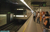 Ville de Vienne, Autriche.<br>Arrivée d'une rame de métro, à LandStrasse.<br><font size=-1>Nous sommes sur le <i>Gleis</i> (quai) 2. La ligne est la numéro 4, en direction de Huetteldorf.</font>