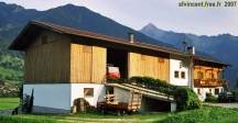 Ferme tyrolienne du Zillertal.<br>Un seul bâtiment regroupe la maison d'habitation et la grange.
