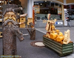Zillertal, au Tyrol.<br>Masques en bois, devant une boutique de Mayrhofen.