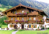 Zillertal, au Tyrol.<br>Chalet tyrolien typique.<br>Le rez-de-chaussée est généralement habité par les propriétaires, les étages comportant des chambres (Zimmer) ou des appartements de vacances (Ferienwohnungen), à des prix vraiment très intéressants.