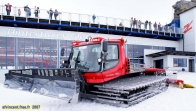 Hintertux.<br>Gare supérieure du Gletscherbus.<br>Nous sommes en plein mois d'août, mais les dameuses ont du travail !