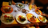 Une bonne tablée autrichienne: sous vos yeux, les plats de résistance destinés à 4 adultes et à 1 enfant. Les <i>Wienerschnitzeln</i> (escalopes viennoises) sont toujours accompagnées d'une grosse salade, de frites et de confiture: ça calme...