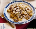 Le <i>Kaiserschmarrn</i>, succulente spécialité autrichienne.<br>C'est vraiment délicieux, mais vous aurez du mal à vous lever de table, après vous être empiffré de tous ces morceaux de crêpe, accompagnés d'une compote !