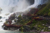 Chutes du Niagara, Ontario, Canada.<br>Poncho jaune de rigueur, pour s'aventurer au pied des chutes américaines.<br><font size=-1>En haut à droite, à peine visible, une pancarte verte <i>No smoking</i>.<br>Comme il n'est pas facile de fumer, nous supposons qu'il s'agit d'une interdiction vestimentaire, pleine de bon sens...</font>