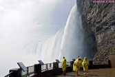 Chutes du Niagara, Ontario, Canada.<br>Poncho jaune de rigueur, pour s'aventurer au pied du <i>Fer à cheval</i>.<br><font size=-1>Pour un photographe, cet environnement est franchement hostile.<br>Appareil à l'abri sous le poncho, on dégaine plus vite que son ombre, on cadre, on déclenche,<br>et hop, à l'abri. Même pas le temps de contrôler l'image.</font>