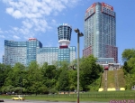 Chutes du Niagara, Ontario, Canada.<br>Les hôtels Marriott et Embassy offrent une superbe vue sur les chutes.<br>A droite, le funiculaire.