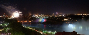 Chutes du Niagara, Ontario, Canada.<br>Vue nocturne, spectacle pyrotechnique.<br><font size=-1>Pose de 3.2 secondes, sans pied, objectif en appui sur une baie vitrée: pas facile...</font>