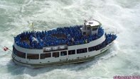 Chutes du Niagara, Ontario, Canada.<br>Vedette <i>MAID OF THE MIST VII</i>, avec une cargaison de Schtroumpfs.<br>Un intrus s'est glissé parmi eux: saurez-vous le retrouver ?