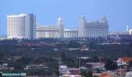 Ile d'Aruba.<br>Les hôtels <i>Westin Resort</i> et <i>Riu Palace</i>, vus depuis le Grand Princess.<br>Le cliché est pris à plus de 5 km de distance.