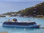 Le <i>Costa Atlantica</i>, masquant le <i>Celebrity Millennium</i>, à Road Town, sur l'île de Tortola.