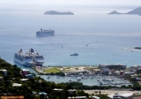 Le <i>Costa Atlantica</i> à côté du <i>Celebrity Millennium</i>, à Road Town, sur l'île de Tortola.<br>Un peu plus loin, le <i>NCL Norwegian Dawn</i> a mouillé l'ancre.
