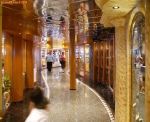 Fatigué de voir que les passagers n'ayant pas le pied marin sont incapables de marcher en ligne droite, l'équipage du <i>Costa Atlantica</i> leur a aménagé des couloirs spéciaux !<br>Ci-dessous, la galerie des boutiques hors taxes, sur le pont 3.<br>Un conseil de spécialistes: faites quand même gaffe au pilier central...