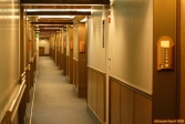 <i>Costa Atlantica</i><br>Coursive désservant les cabines des passagers.<br>Une boîte aux lettres est disposée devant chaque porte: elle reçoit tous les soirs le programme du lendemain, avec informations sur la météo, l'escale, les activités...