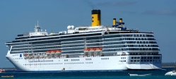Le <i>Costa Atlantica</i> vu depuis l'île de Catalina, en République Dominicaine.<br>Image en très haute résolution: 5741x2572, soit 15 millions de pixels.