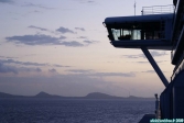 Arrivée à Curaçao, au petit matin. Au loin, les torchères des raffineries nous rappellent que l'économie de l'île est liée au pétrole du Venezuela, dont les côtes ne sont situées qu'à 60 km au sud...