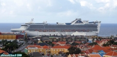 Willemstad, île de Curaçao.<br>Le <i>Grand Princess</i>, vu depuis le pont de la Reine Juliana.