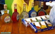 L'île de <i>Curaçao</i> est surtout connue pour sa liqueur, réalisée à base d'oranges amères. Elle est le plus souvent colorée au bleu de méthylène, mais elle peut aussi être verte, orange ou ambrée. On en trouve aussi au café, au rhum et au... chocolat !