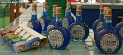 L'île de <i>Curaçao</i> est surtout connue pour sa liqueur, réalisée à base d'oranges amères. Elle est le plus souvent colorée au bleu de méthylène.