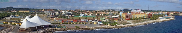 Vue panoramique sur la ville de Willemstad, capitale de Curaçao.<br>A droite, le pont de la Reine Juliana relie <i>Punda</i> et <i>Otrabanda</i>, les 2 parties de la ville séparées par un bras de mer.