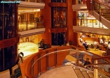 <i>Grand Princess</i>, l'atrium.<br>C'est le centre névralgique du navire, où sont rassemblés les guichets des excursions (<i>Tour desk</i>) et du commissaire de bord (<i>Purser desk</i>), les boutiques hors taxes, la bibliothèque, le centre Internet et plusieurs bars.