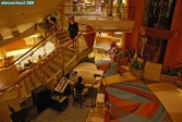 <i>Grand Princess</i>, l'atrium.<br>C'est le centre névralgique du navire, où sont rassemblés les guichets des excursions (<i>Tour desk</i>) et du commissaire de bord (<i>Purser desk</i>), les boutiques hors taxes, la bibliothèque, le centre Internet et plusieurs bars.