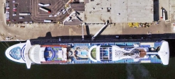 [no_rights] <i>Grand Princess</i>, au terminal de Port Everglades (Fort Lauderdale), vu par Google Earth.<br>La présence de véhicules terrestres donne une bonne idée du gigantisme du navire.