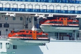 <i>Grand Princess</i>.<br>Deux vedettes de sauvetages (<i>Life boats</i>). Elles sont normalement stockées au niveau 8. Celle de gauche a été descendue au niveau du pont 7, prête à embarquer des passagers...