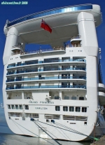 <i>Grand Princess.</i><br>La poupe est vraiment impressionnante.<br>En haut, le <i>Skywalker nightclub</i>, à 50 mètres au dessus de l'eau !