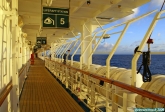 <i>Grand Princess</i>.<br>Promenade sur le pont... <i>Promenade</i>, au coucher du soleil.<br>A droite, derrière le bastingage, les canots de sauvetage gonflables (<i>Liferaft</i>).