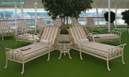 <i>Grand Princess</i>, <i>The Sanctuary</i>.<br>Des transats très confortables, sur une pelouse artificielle, une vue panoramique vers l'avant du navire. Détendez-vous, vous êtes au Sanctuaire !