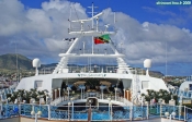 <i>Grand Princess</i>, <i>The Sanctuary</i>.<br>Lorsque le navire est en escale, le drapeau local est hissé à la proue.<br>Ici, le drapeau de Saint-Kitts-et-Nevis.