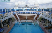 <i>Grand Princess</i>, <i>The Sanctuary</i>.<br>La piscine est réservée aux adultes. Elle est équipée d'un système de nage à contre-courant. 2 spas, 2 hammans et 2 saunas complètent la prestation.