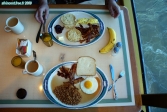 <i>Grand Princess</i>, Restaurant <i>Horizon Court</i>.<br>Petit déjeuner américain, avec vue sur la mer. Si je n'ai pas mes haricots à la sauce tomate, mon bacon frit et mon oeuf au plat, la journée est foutue !