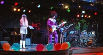 [no_rights] <i>Grand Princess</i>, <i>Explorers Lounge</i>.<br>Le groupe <a href='http://www.junction21productions.com/Theme-Nights/discofever.html' target='_blank'>Junction 21</a> se donne en spectacle, sur le thème des années disco...