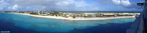 Panoramique sur Grand Turk, depuis le balcon de notre cabine.<br>Remarquez l'ombre portée par le navire.